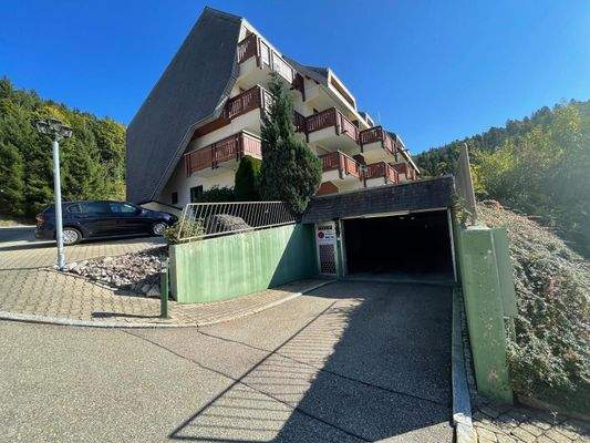 Zufahrt Tiefgarage + Hausansicht.jpeg