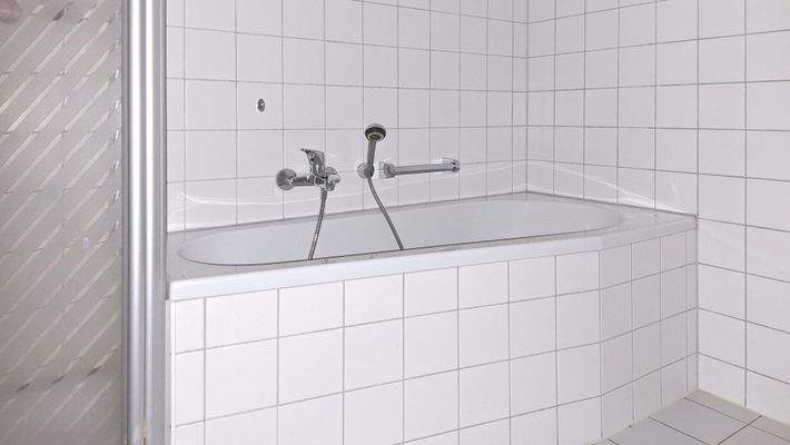 Bad mit Wanne und Dusche