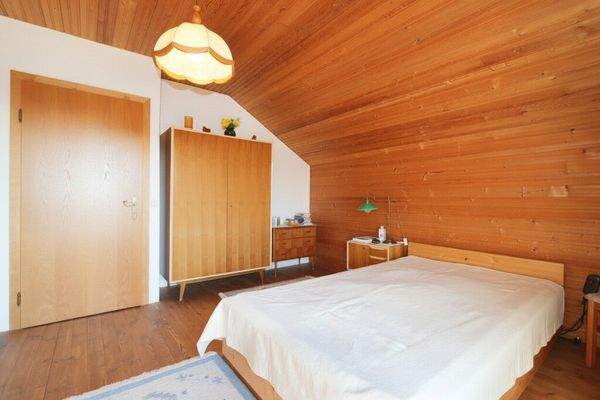 Schlafzimmer 1 mit Südbalkon im OG
