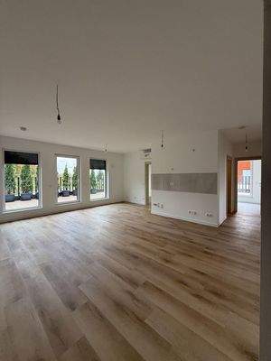 Wohnzimmer mit offener Küche