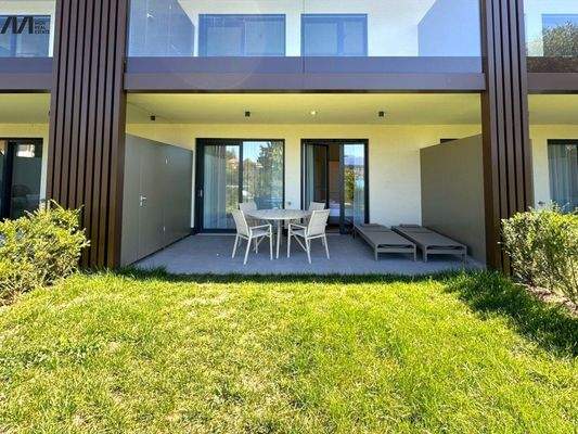 Eigengarten mit überdachter Terrasse