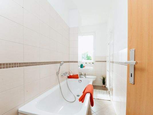 Helles Bad mit Badewanne - Musterbild
