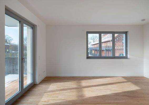 Helles Wohnzimmer mit Balkon