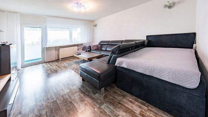 Wohnzimmer mit Balkon