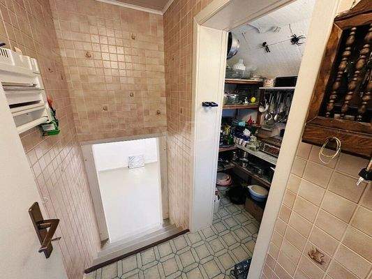 Vorratsraum und Kellerabgang