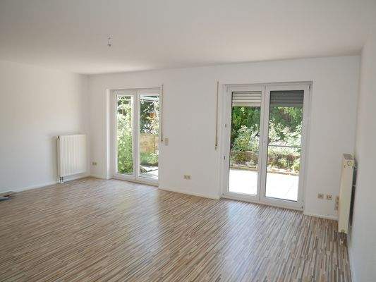 geräumiges, lichtdurchflutetes Wohnzimmer im Erdgeschoss (Beispielbild)