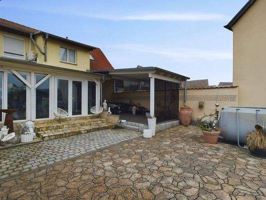 Gartenansicht auf Wintergarten & Terrasse