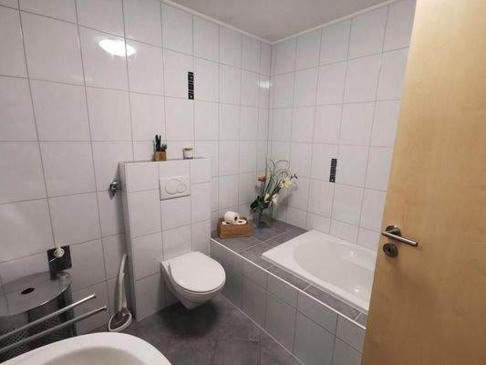 Das Badezimmer im Untergeschoss