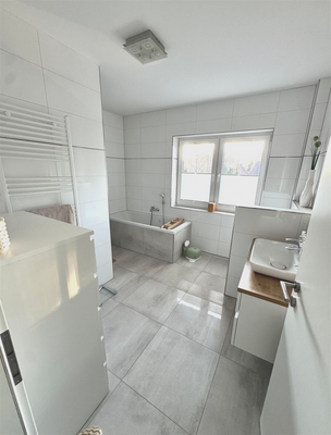 Bad mit Dusche & Badewanne
