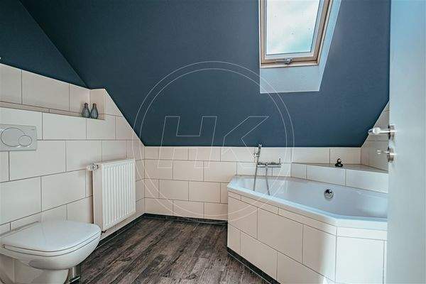 Badezimmer mit Badewanne 