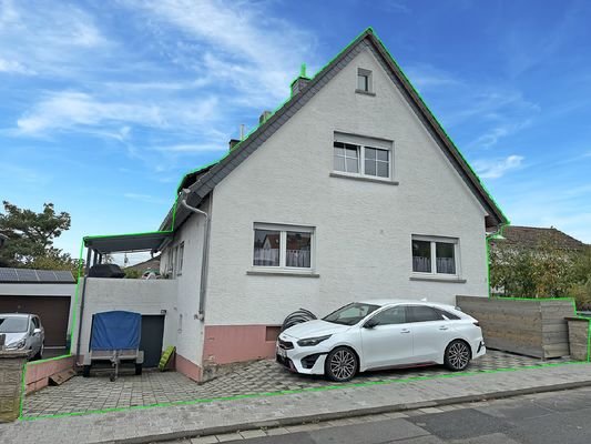 Außenansicht mit Garage