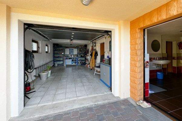 Garage und Kellereingang