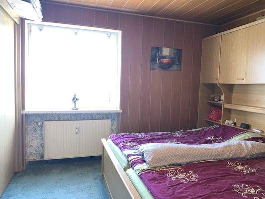 Schlafzimmer mit Holzdecke u. passender Wandverkleidung