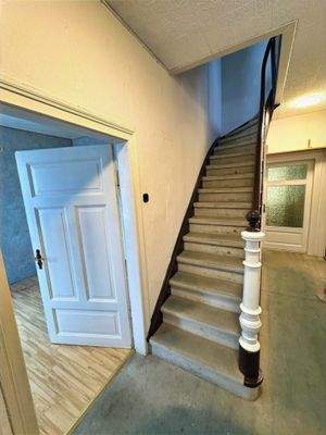 Flur und Treppe im EG