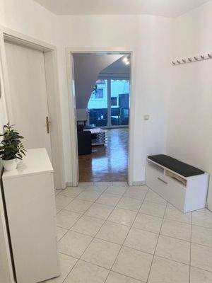 Eingangsdiele mit Blick ins Wohnzimmer mit Balkon.jpeg