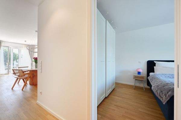 Helle Raumwirkung: Einladender Flur mit Sicht in die Wohnräume