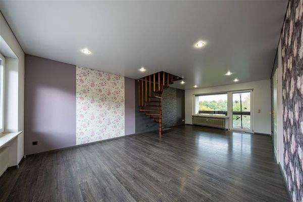 Wohn-/ Essbereich mit Aufgang zum Dachgeschoss