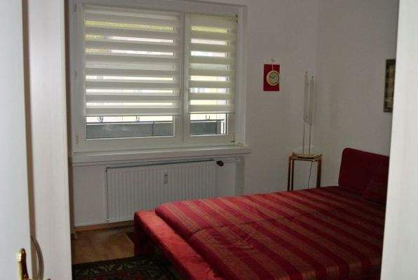 ein großes Schlafzimmer