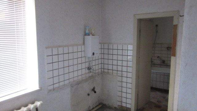 Küche mit Zugang Bad