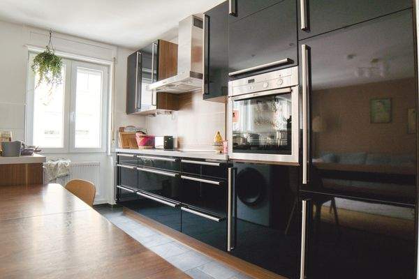 Blick auf die modernen Küchenmöbel