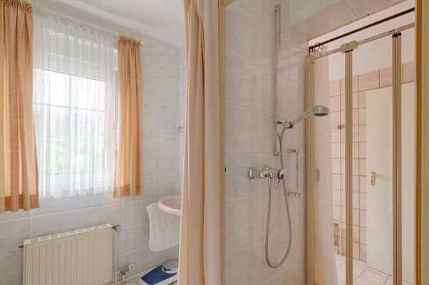 EG Badezimmer mit Dusche