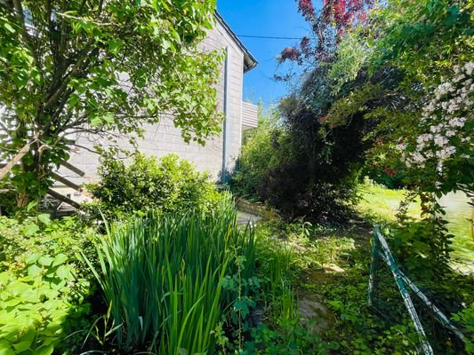 Garten mit weiterer Terrasse