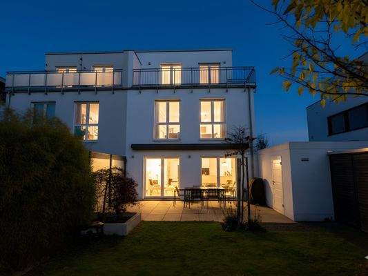 Rückansicht (bei Nacht)