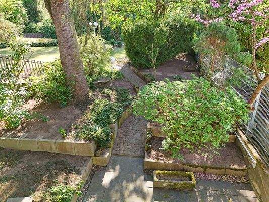 Der Blick von hier ist in den Garten und die Anlage