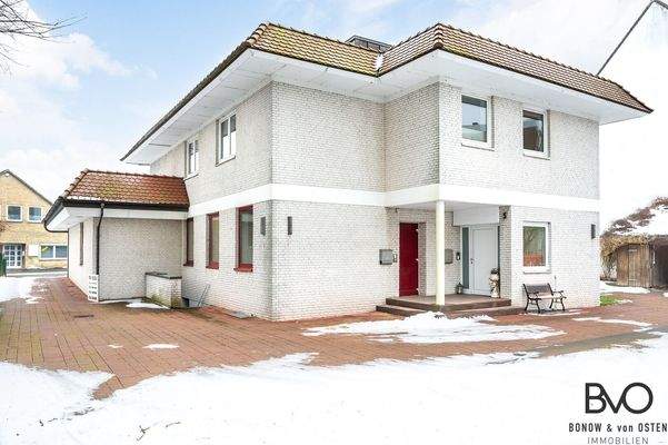 Wohn- und Geschäftshaus mit klarer Architektur