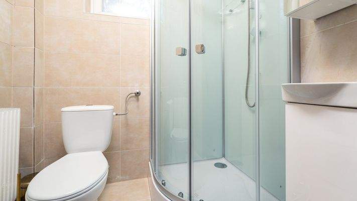 Badezimmer mit Wc & Dusche