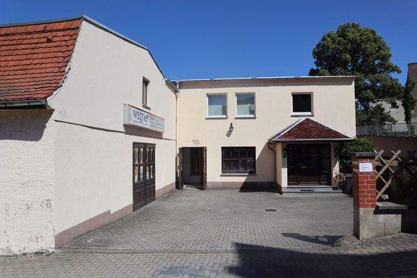 Freiflächen im Bereich der gewerblich genutzten Seitengebäude