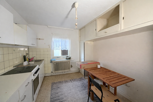 Küche mit Holztisch und Fensterlicht