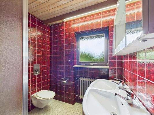 Tageslichtbad mit Dusche, Doppelwaschtisch und WC