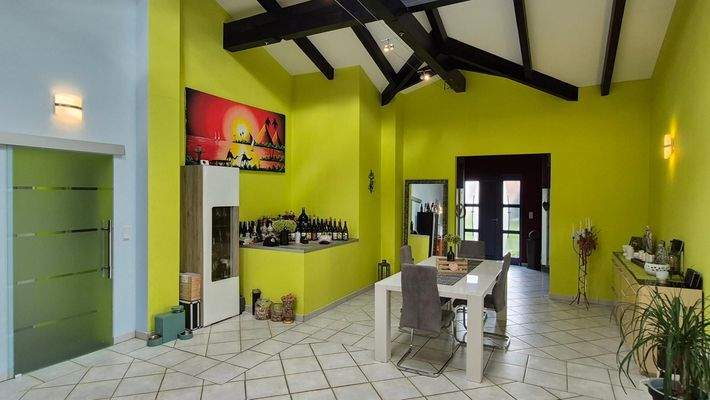 Essbereich mit seitlichem Zugang zu zweiter Wohn