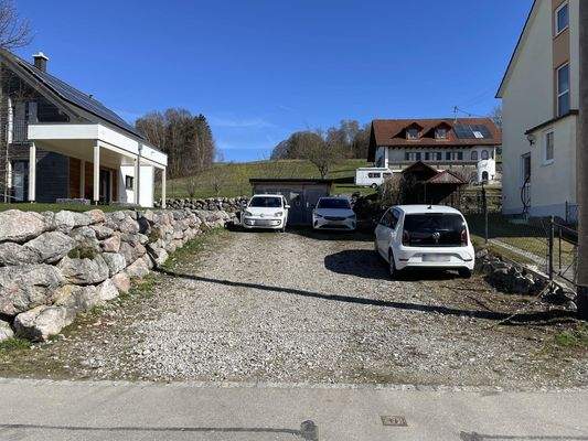 viel Platz für Fahrzeuge