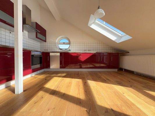 Küche: Moderne Einbauküche in dem hellen Kochbereich mit Blick zum Himmel