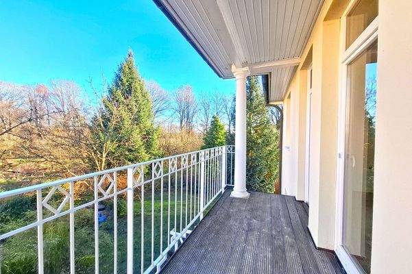 Balkon und Hauseingang