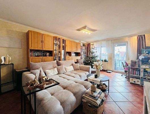 Großzügiger Wohnbereich mit Terrakottafliesen