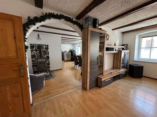 9 Blick vom Wohnzimmer in Küche und Essbereich