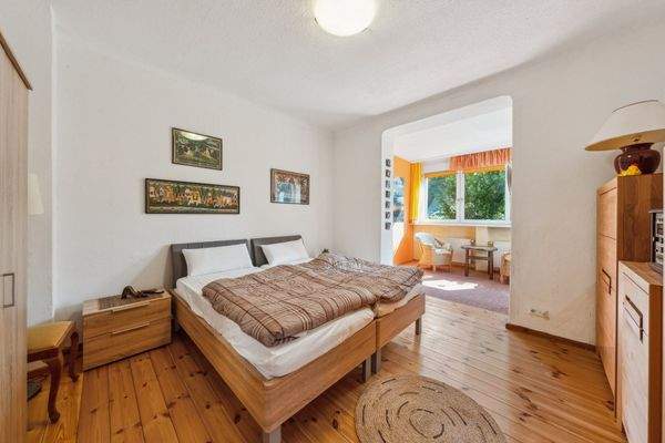 Schlafzimmer mit Erker im Erdgeschoss