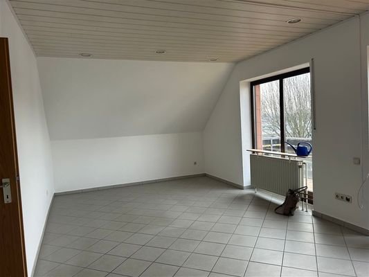 großzügiges Wohnzimmer mit Balkon