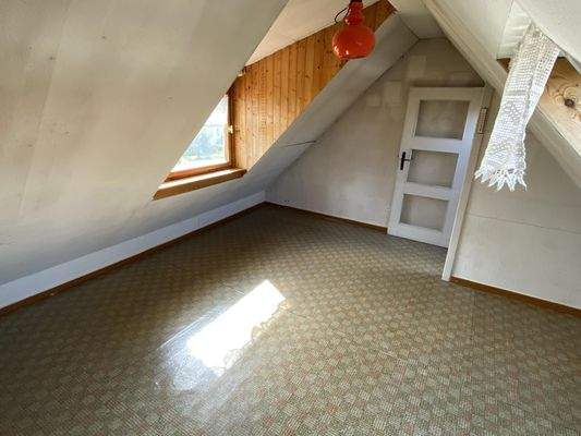 Helles Zimmer im Spitzboden mit zwei Fenstern