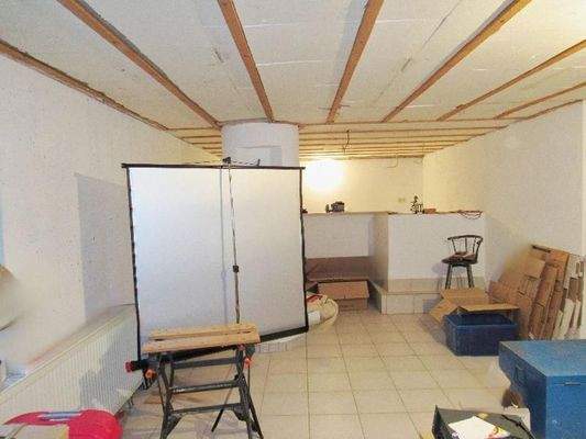 großer Partyraum im Keller