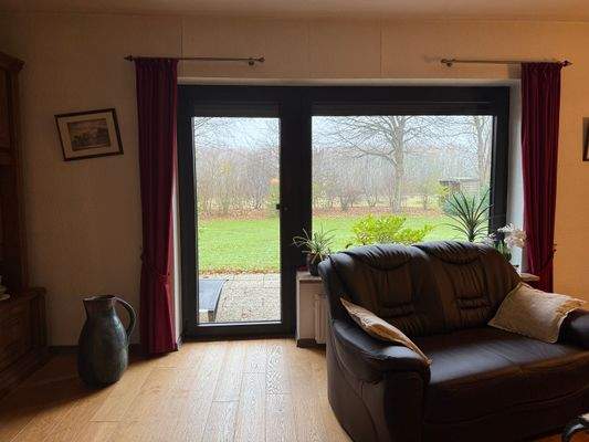 Wohnzimmer mit Zugang zum Garten nach Westen