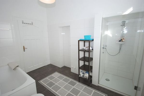 Badezimmer mir Duschkabine