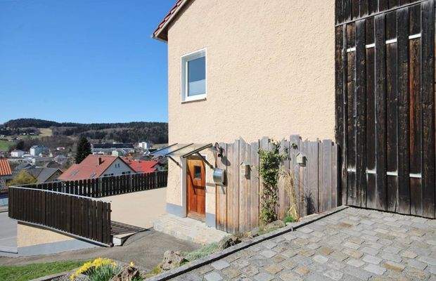 Hausansicht mit Terrasse