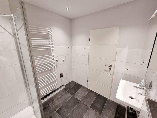 ...und Waschmaschinenstellplatz