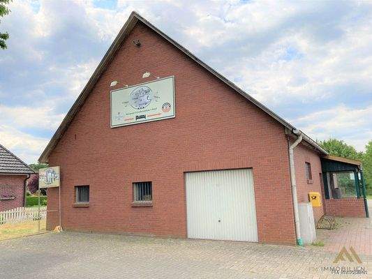 Nebengebaeude-am-Parkplatz