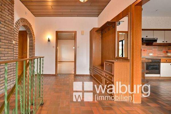 13a Flur Blick in die Küche