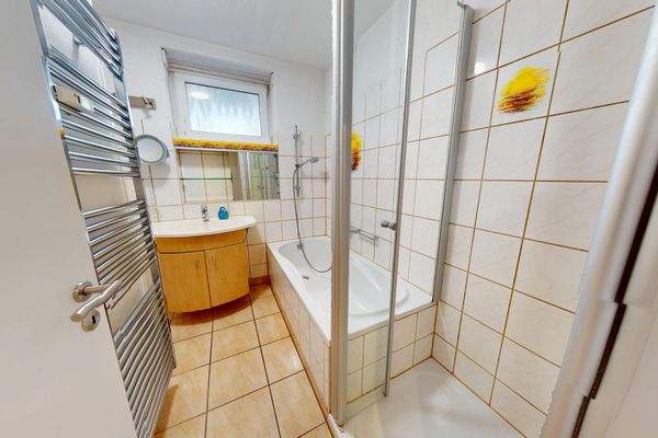 Badezimmer mit Dusche und nahezu bodentiefer Dusche